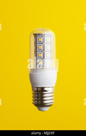 Les économies d'énergie ampoule LED SMD sur fond jaune Banque D'Images