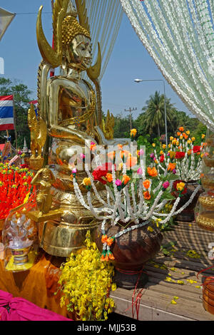 Les célébrations du Nouvel An thaïlandais Songkran, statue du Bouddha en or de fleurs et de décorations sur la plate-forme à l'arrière de la camionnette d'Udon Thani, l'Isaan, Thaïlande Banque D'Images