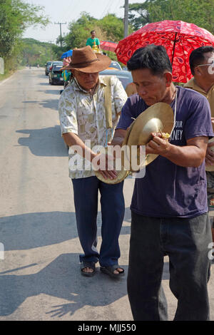 Les célébrations du Nouvel An thaïlandais Songkran, street parade avec les musiciens jouant des cymbales et Klong Yai chap long yao tambour, Udon que Banque D'Images