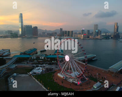 Vue aérienne de la nouvelle roue d'observation, et l'ICC International Commerce Centre, Hong Kong, Chine. Banque D'Images
