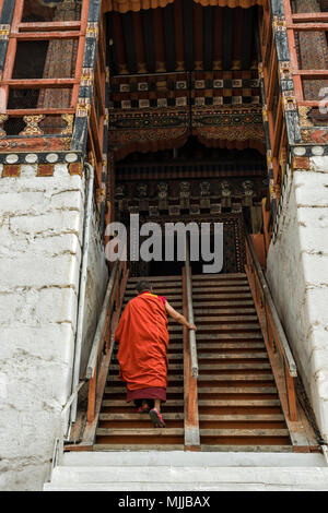 Thimphu, Bhoutan - 9 avril 2016 biddhist non identifié : moine avec des robes traditionnelles entrent dans le Tashichho Dzong monastère, Thimphu, Bhoutan. - Le Banque D'Images