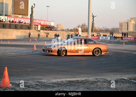 Voiture de course d'or à la dérive sur la voie près de la CCC à l'exhi Banque D'Images