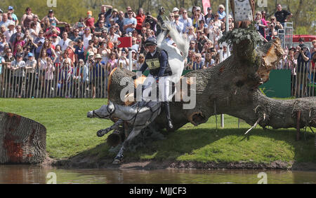 Harry Dzenis Xam et abatteurs à sont le lac pendant quatre jours de la Mitsubishi Motors Badminton Horse Trials au Badminton Estate, Gloucestershire. Banque D'Images