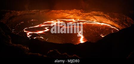 Panorama du cratère du volcan Erta Ale, la fusion de la lave, de la dépression Danakil, l'Ethiopie Banque D'Images