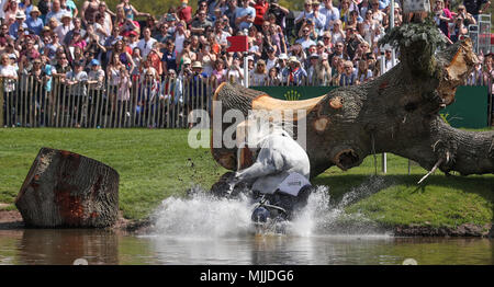 Harry Dzenis Xam et abatteurs à sont le lac pendant quatre jours de la Mitsubishi Motors Badminton Horse Trials au Badminton Estate, Gloucestershire. Banque D'Images