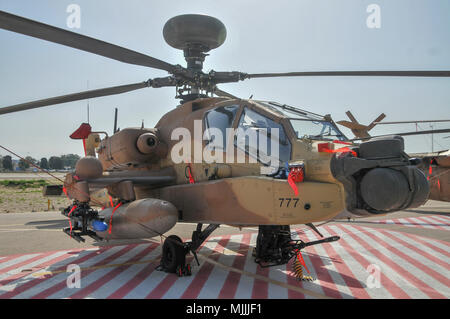 Une armée de l'air israélienne (IAF) exposition. IAF Boeing AH-64A Apache (Peten) Hélicoptère sur le terrain Banque D'Images