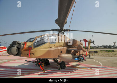 Une armée de l'air israélienne (IAF) exposition. IAF Boeing AH-64A Apache (Peten) Hélicoptère sur le terrain Banque D'Images