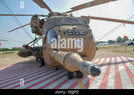 Une armée de l'air israélienne (IAF) exposition. La FIA, l'hélicoptère Sikorsky S-70 UH-60 Black Hawk sur le terrain Banque D'Images