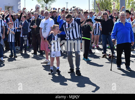 West Bromwich Albion fans réagissent comme ils regardent le Stoke City v Crystal Palace avant match en Premier League match à The Hawthorns, West Bromwich. ASSOCIATION DE PRESSE Photo. Photo date : Samedi 5 mai 2018. Voir l'ACTIVITÉ DE SOCCER histoire West Brom. Crédit photo doit se lire : Anthony Devlin/PA Wire. RESTRICTIONS : EDITORIAL N'utilisez que pas d'utilisation non autorisée avec l'audio, vidéo, données, listes de luminaire, club ou la Ligue de logos ou services 'live'. En ligne De-match utilisation limitée à 75 images, aucune émulation. Aucune utilisation de pari, de jeux ou d'un club ou la ligue/dvd publications. Banque D'Images