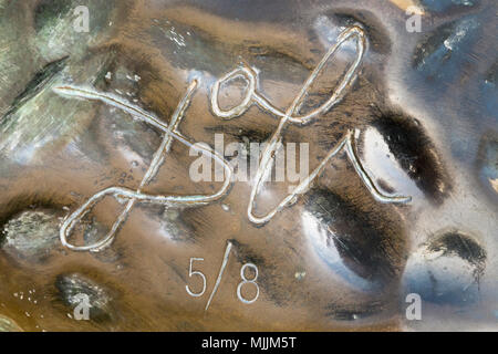 Signature en creux de Salvador Dalí à base de statue de la Asomada Gala La Ventana (Gala se penchant hors de la fenêtre), numéro 5 de 8. Salvador Dalí, Spani Banque D'Images