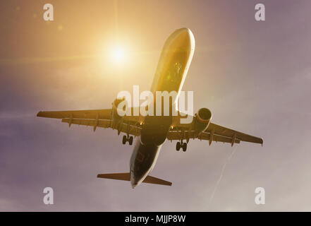 Grand avion de passagers à destination flying in sky Banque D'Images