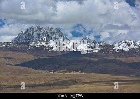 Vue imprenable sur 5820m Yala Snow Mountain (Zhara Lhatse) au-dessus de la prairie Tagong, Sichuan, Chine Banque D'Images