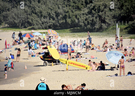 Des foules de gens avec sa plage de Mooloolaba dans le Queensland en Australie Banque D'Images