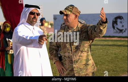 Le général Jeffrey Harrigian, commandant de la composante aérienne de salutations, échanges avec le personnel, le général Ahmed bin Ibrahim Al-Malky pilote Qatarie, commandant adjoint de la Force aérienne, à l'échange culturel QEAF, Décembre 1, 2017. L'échange a coïncidé avec les célébrations de la Journée nationale du Qatar, et les membres de la Coalition a donné à Al Udeid Air Base la possibilité d'expérimenter la culture qatarie et s'engager dans la création de partenariats avec leur hôte-nation. (U.S. Photo de l'Armée de l'air par le sergent. BreeAnn Sachs) Banque D'Images