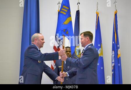 Pa. adjudant général adjoint de la Garde nationale - l'air, le Colonel Michael Regan, mains la 111e Escadre attaque guidon à ATKW Le colonel commandant la 111ème entrant William Griffin au cours de la cérémonie de passation de commandement tenue le 3 novembre 2017 à la Garde côtière de Horsham, PA Griffin servi dans l'escadron de niveaux de commande de vol et, plus récemment, a été le vice-commandant de l'aile depuis 2013. (U.S. Air National Guard photo de Tech. Le Sgt. Andria Allmond) Banque D'Images