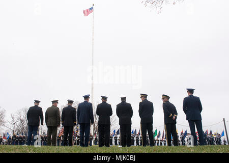 Marine Corps général Joe Dunford, le chef de l'état-major des armées, chef de cabinet de Singapour, de l'Armée Le Général Perry Lim Cheng Yeow, pour une visite de contrepartie au champ Whipple à Washington, D.C., le 5 décembre, 2017. (DOD photo de U.S. Navy Maître de 1ère classe Dominique A. Pineiro) Banque D'Images