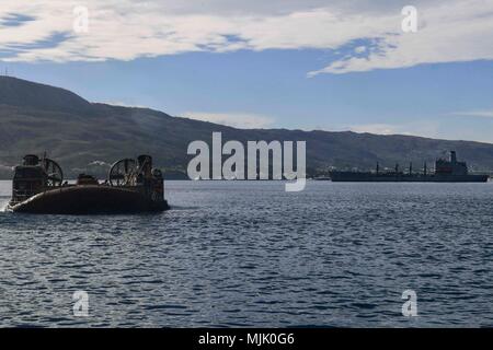 Landing Craft Air Cushion est une classe d'aéroglisseurs de l'United States Navy conçus pour les missions de transport amphibie. Le 1er décembre 2017, un LCAC affecté à l'Assault Craft Unit 5 se prépare à approcher d'un quai dans la baie de Souda, en Grèce, alors qu'il est déployé à bord de l'USS San Diego (LPD 22) avec des forces opérant dans la région de la 6e flotte américaine. L'image d'archive documente l'engin approchant du port pendant les opérations en Méditerranée. Banque D'Images