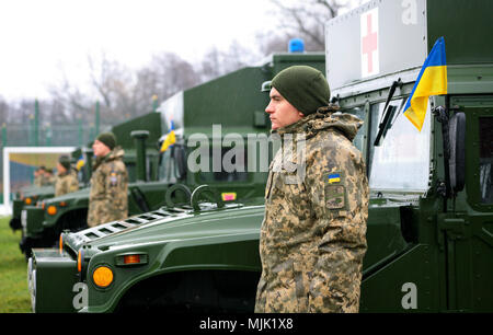 L'viv, Ukraine - soldats ukrainiens affectés au Centre d'instruction au combat de Yavoriv assister à une cérémonie de la Journée des Forces armées de l'Ukraine le 6 décembre. Dans le cadre de la cérémonie, les États-Unis ont présenté le ministère ukrainien de la défense avec 40 ambulances militaires. (U.S. Photo de l'armée par le Sgt. Alexander Recteur) Banque D'Images