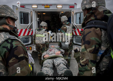 Les équipes d'urgence du 374e Escadron médical place une victime simulée dans une ambulance pendant l'exercice Beverly matin 17-08 en liaison avec l'exercice Vigilant Ace 18, 4 décembre 2017, à Yokota Air Base, le Japon. L'exercice avait pour but de démontrer la préparation au combat, tester la capacité de survivre et fonctionner dans un environnement litigieux et d'identifier les éventuelles lacunes dans les procédures d'urgence. (U.S. Photo de l'Armée de l'air par la Haute Airman Donald Hudson) Banque D'Images