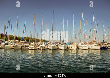 Istrie, Croatie, avril 2018 - Ligne de voiliers amarrés dans une marina placé dans le village de mer d'Istrie Funtana Banque D'Images