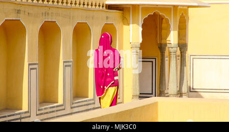 Fille indienne en sari coloré visiter Palais des Vents à Jaipur, Rajasthan, Inde Banque D'Images