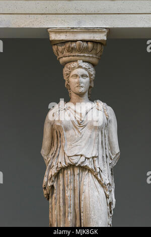Londres. L'Angleterre. British Museum, de l'Erechtheum à caryatide (Erechtheion) temple sur l'Acropole à Athènes, ca. 421-406 BC. Banque D'Images