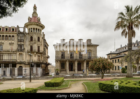 A Casa do Concello, hôtel de ville, et la tour de la Moreno à Ribadeo, province de Lugo, dans la région de Galice, Espagne, Europe du nord Banque D'Images