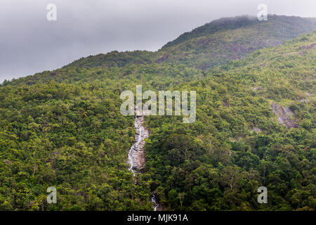 La cascade s'écoule du haut de la montagne. Banque D'Images