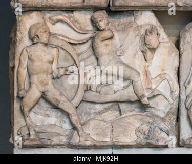 Londres. L'Angleterre. British Museum, Monument néréide, frise (détail), bataille avec des scènes de combat d'infanterie et de cavalerie, de Xanthos, la Turquie, ca. 390-38 Banque D'Images