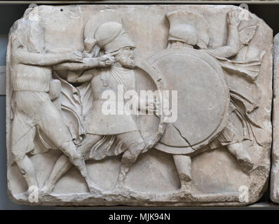 Londres. L'Angleterre. British Museum, Monument néréide, frise (détail), guerriers hoplites au combat, et le dessin d'un arc, l'archer de Xanthos, la Turquie, ca. 390 Banque D'Images