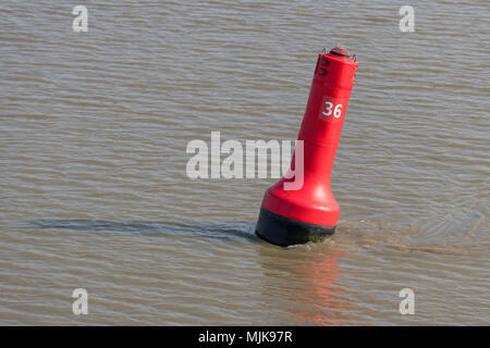 La bouée rouge comme marqueur pour l'expédition sur la mer des Wadden, protégée par l'UNESCO dans le nord des Pays-Bas Banque D'Images