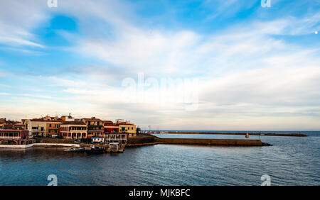 Paysage avec village sarde de Stintino port dans le cadre d'une journée ensoleillée de printemps Banque D'Images