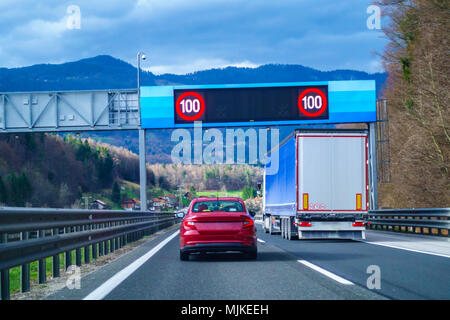 LED moderne panneaux de circulation sur autoroute, voiture rouge, camion sur route Banque D'Images