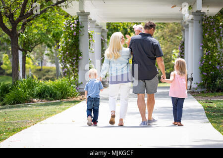 Young Caucasian Family de prendre une marche dans le parc. Banque D'Images