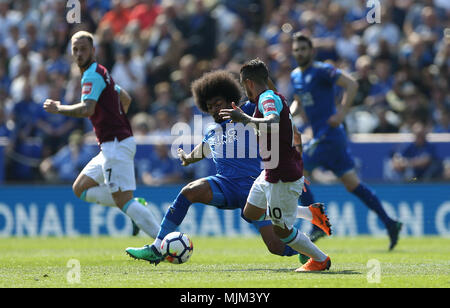 Leicester City's Hamza Choudhury (à gauche) et West Ham United's Manuel Lanzini bataille pour la balle au cours de la Premier League match à la King Power Stadium, Leicester. Banque D'Images