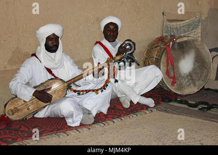 Berber musiciens jouant une Gimbrie (l) et Krakebs (r) Banque D'Images