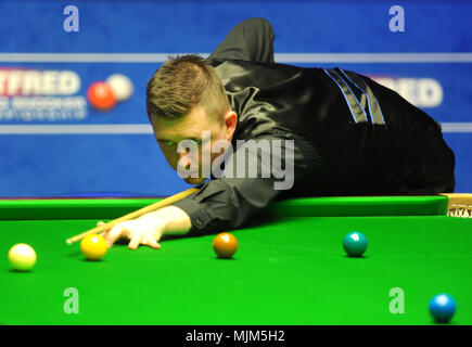 Kyren Wilson pendant son match contre John Higgins pendant quinze jours du championnat du monde 2018 Betfred au creuset, Sheffield. Banque D'Images