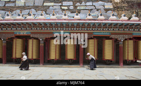 Pèlerins tibétains faire Gergyo perambulations autour du Ser (Ani Gompa) antiq, Tagong, Sichuan, Chine Banque D'Images