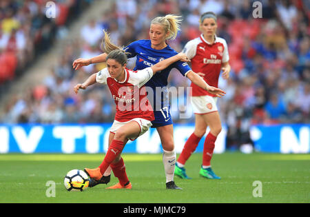 Arsenal féministe Danielle Van De Donk (à gauche) et de Chelsea Ladies' Katie Chapman (à droite) bataille pour la balle durant l'ETI Women's finale de la FA Cup au stade de Wembley, Londres. Banque D'Images