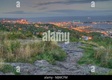 L'antenne du pont à Duluth, Minnesota) est allumé pour la sensibilisation du cancer de sarcelles Banque D'Images