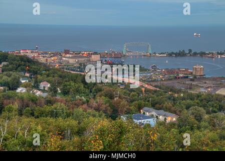 L'antenne du pont à Duluth, Minnesota) est allumé pour la sensibilisation du cancer de sarcelles Banque D'Images