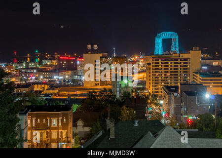 L'antenne du pont à Duluth, Minnesota) est allumé pour la sensibilisation du cancer de sarcelles Banque D'Images