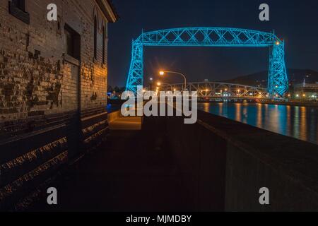 L'antenne du pont à Duluth, Minnesota) est allumé pour la sensibilisation du cancer de sarcelles Banque D'Images