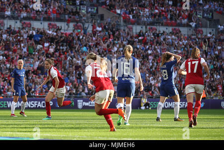 L'arsenal Vivianne Miedema (deuxième à gauche) célèbre marquant son but premier du côté du jeu au cours de l'ETI Women's finale de la FA Cup au stade de Wembley, Londres. Banque D'Images