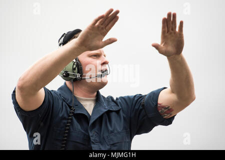 Navigant de première classe Tyler Boyd, 74e Unité de maintenance d'aéronefs, chef d'équipage d'un A-10C maréchaux Thunderbolt II sur la voie de circulation, le 6 décembre 2017, Moody Air Force Base, Ga. Moody's week-long, Phase 1, Phase 2 l'exercice est conçu pour démontrer la capacité de l'aile 23d pour satisfaire les objectifs du commandant de combat et testé les pilotes et techniciens' capacité de lancer de sorties à un rythme accéléré pendant une sortie abattée. (U.S. Photo de l'Armée de l'air par le sergent. Ryan Callaghan) Banque D'Images