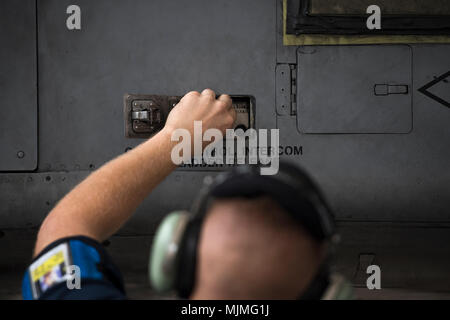 Navigant de première classe Tyler Boyd, 74e Unité de maintenance d'aéronefs, chef de l'équipe fixe d'un aéronef d'experts sur le côté d'un A-10C Thunderbolt II, le 6 décembre 2017, Moody Air Force Base, Ga. Moody's week-long, Phase 1, Phase 2 l'exercice est conçu pour démontrer la capacité de l'aile 23d pour satisfaire les objectifs du commandant de combat et testé les pilotes et techniciens' capacité de lancer de sorties à un rythme accéléré pendant une sortie abattée. (U.S. Photo de l'Armée de l'air par le sergent. Ryan Callaghan) Banque D'Images