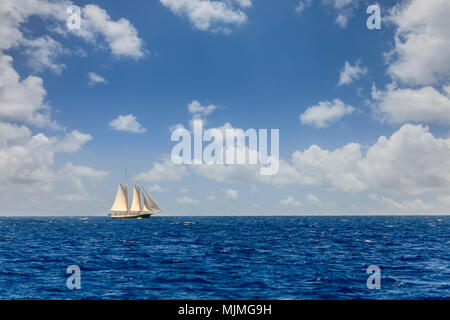 Voilier par une belle journée ensoleillée dans une mer ouverte dans les îles Vierges britanniques Banque D'Images