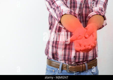 Travailleur de la construction a souffrant de douleurs dans la main et palm, de graves maux de bras, poignet attaque sur fond blanc, en tant que concept, la maladie et l'healtcare Banque D'Images