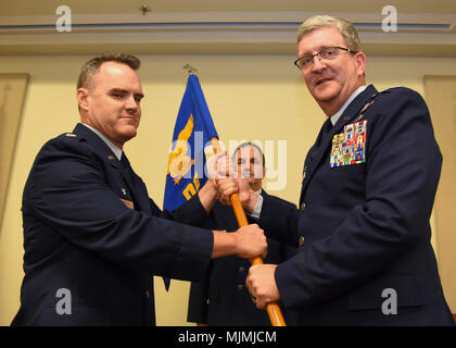 Le lieutenant-colonel Mike Metcalf prend le commandement du 117e groupe d'opérations à Birmingham (Alabama), 9 décembre 2017. Metcalf est de prendre le commandement de la 117e OG du colonel Allen King. (U.S. Photo de la Garde nationale aérienne d'un membre de la 1re classe Lee Murphy) Banque D'Images