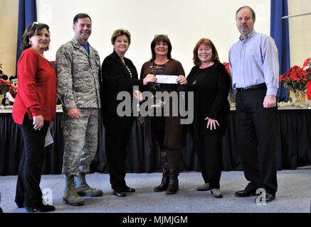 Debbie Moritz, Alliance Nationale de la maladie mentale - Comté de Bucks chapter directeur exécutif, mains un chèque à Master Chef Sgt. Jenny Pappas, Horsham Air Guard Gare Les Amis de la famille, président du groupe de préparation Le 2 décembre 2017 à Horsham, PA AGS le cadeau était la réciprocité pour l'attaque du 111e Escadre La participation au premier mars pour la 22, un événement destiné à sensibiliser à la perte quotidienne de 22 anciens combattants américains au suicide. Le 22 octobre, 22 hommes et des femmes portant des sacs à dos de 22 livres ont marché 22 kilomètres - Cimetière National de Washington Crossing, Newtown, PA, à l'Doylesto Banque D'Images